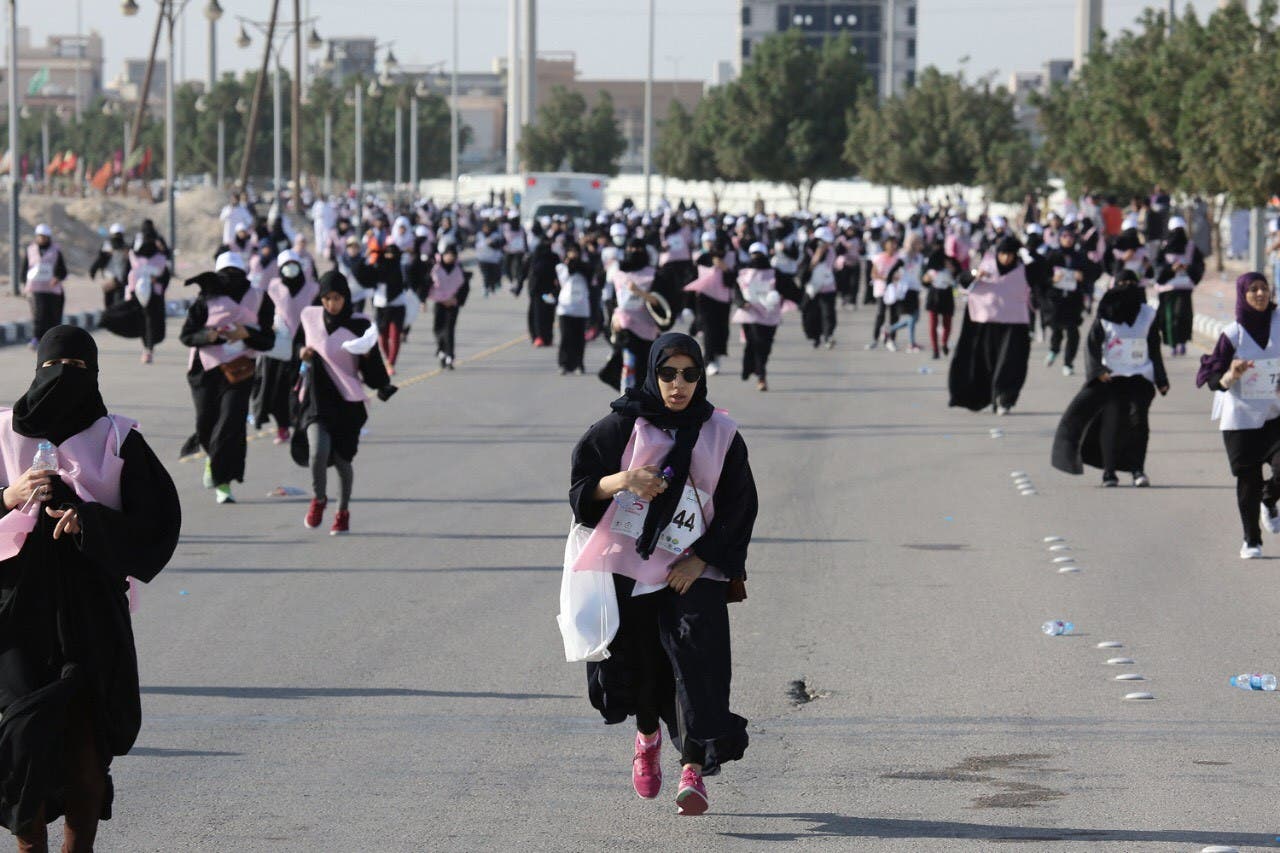 بالصور.. لأول مرة في السعودية ماراثون للفتيات
