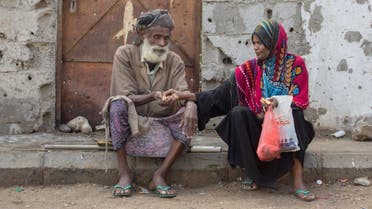 صورة مؤثرة.. مسنان يمنيان يتقاسمان "لقمة العيش" بعدن