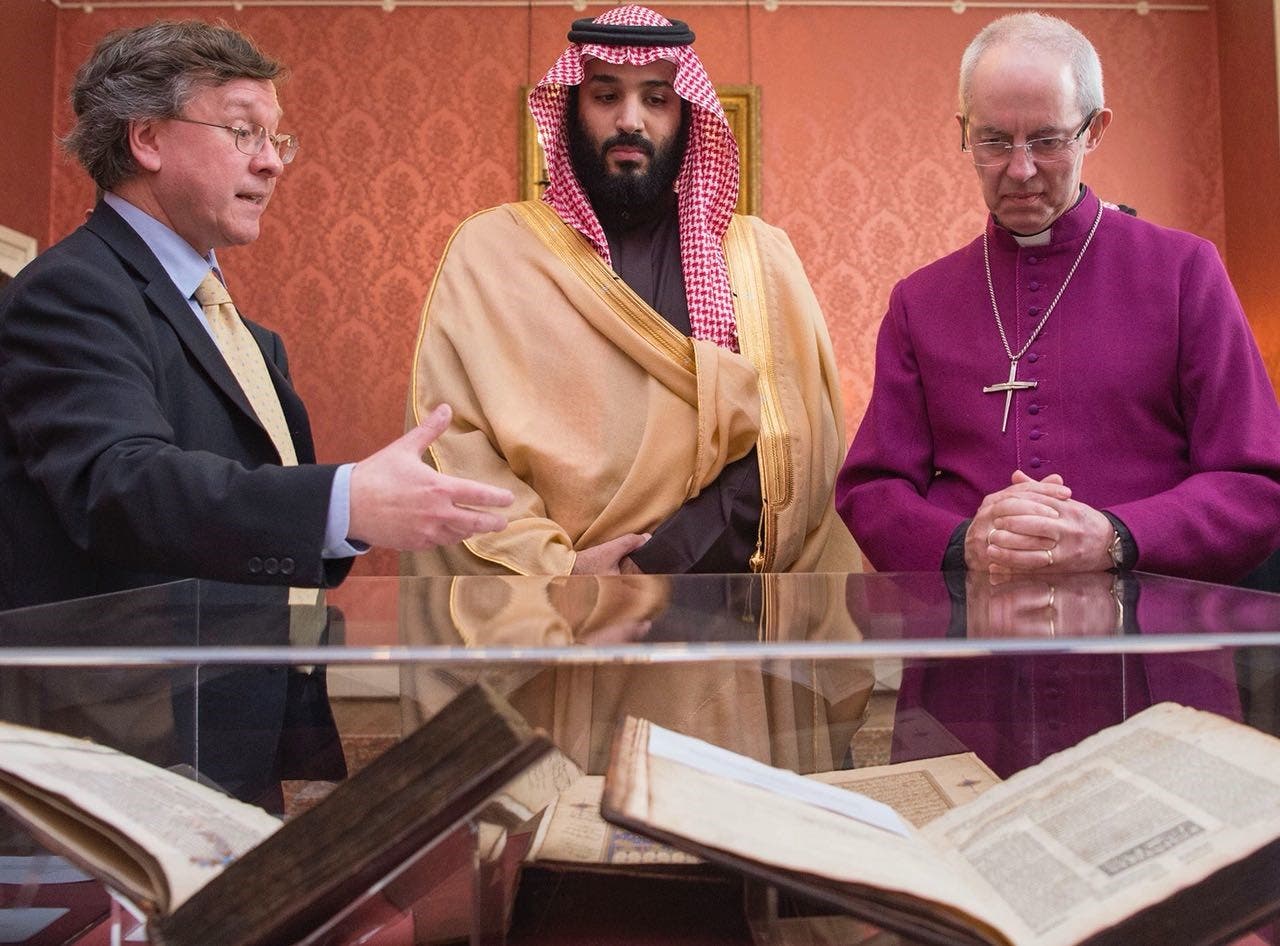 ولي العهد السعودي أثناء زيارة لقصر لامبث التاريخي