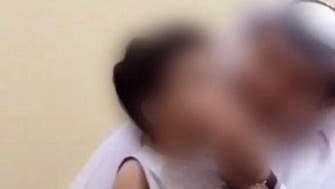 بچے کو سگریٹ پلانے والا سماج دشمن سعودی شخص گرفتار