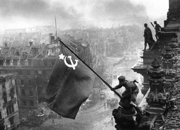 جندي سوفيتي وهو بصدد رفع علم الاتحاد السوفيتي على مبنى الرايخستاغ بالعاصمة الألمانية برلين