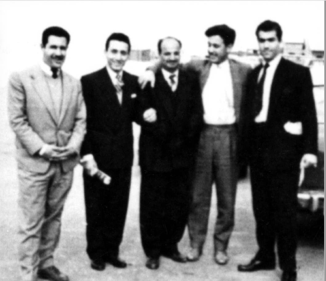 یاسر عرفات 1957ء میں کویت میں اپنے ساتھیوں کے ہمراہ ۔