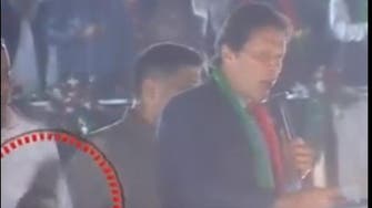 گجرات میں عمران خان کے خطاب کے دوران جوتا اچھال دیا گیا