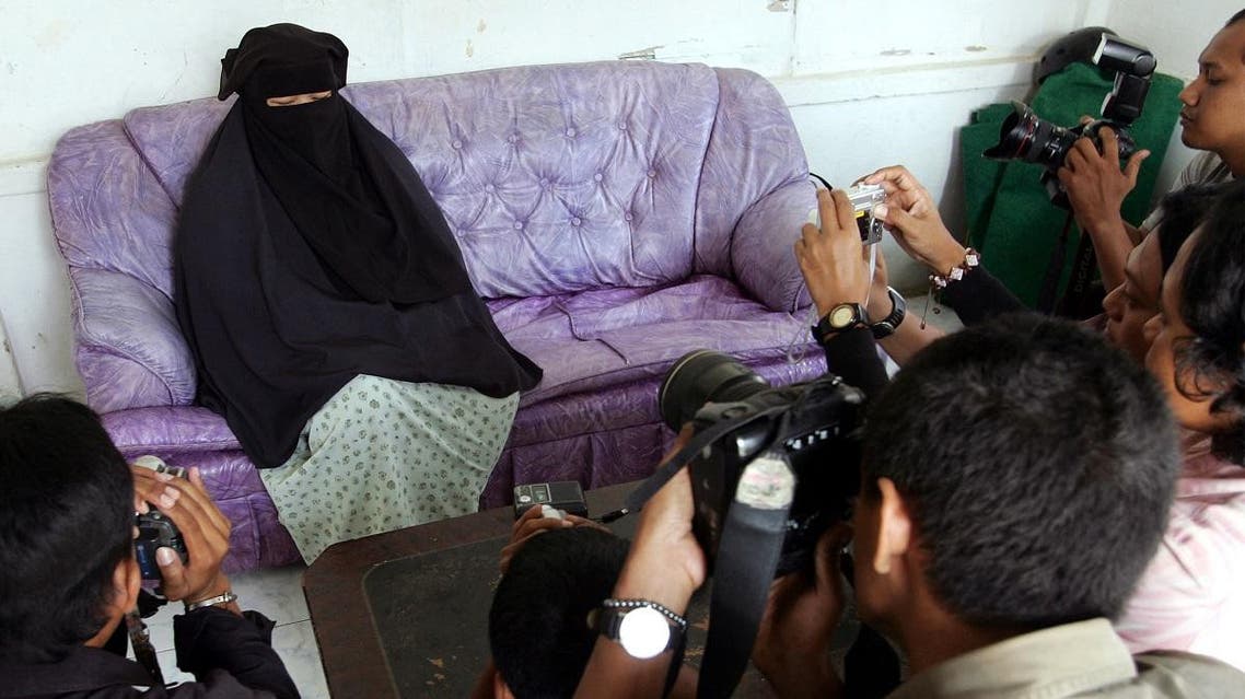 Indonesian Mira Agustina, 28, the wife of Omar Faruq, one of al Qaeda leader Osama bin Laden's top global lieutenants, speaks to journalists in her house in Bogor, West Java September 26, 2006. (Reuters)