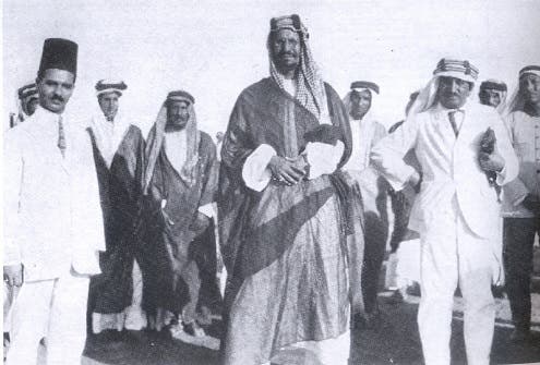 الملك عبدالعزيز في العقير أول ميناء بحري في السعودية