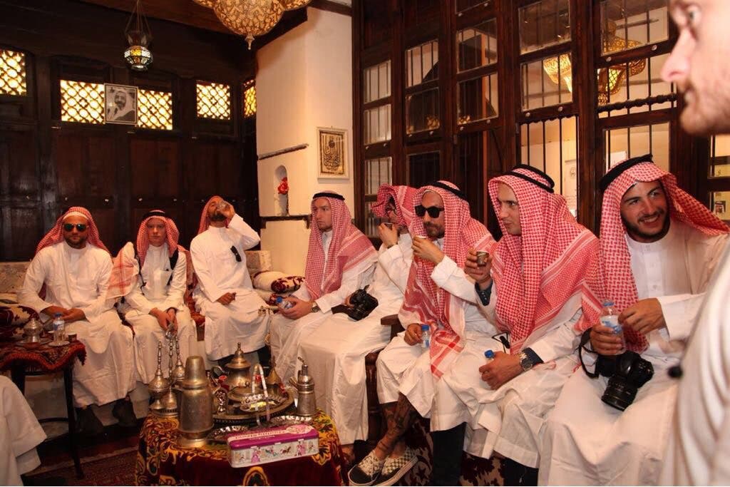 المحترفون أثناء تجربتهم التقاليد السعودية