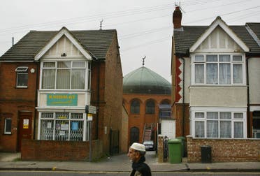 The Central Mosque nestled between two residential houses in Luton 15 April 2004. (AFP)