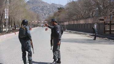 عناصر من الأمن الأفغاني في موقع تفجير في مارس 2018