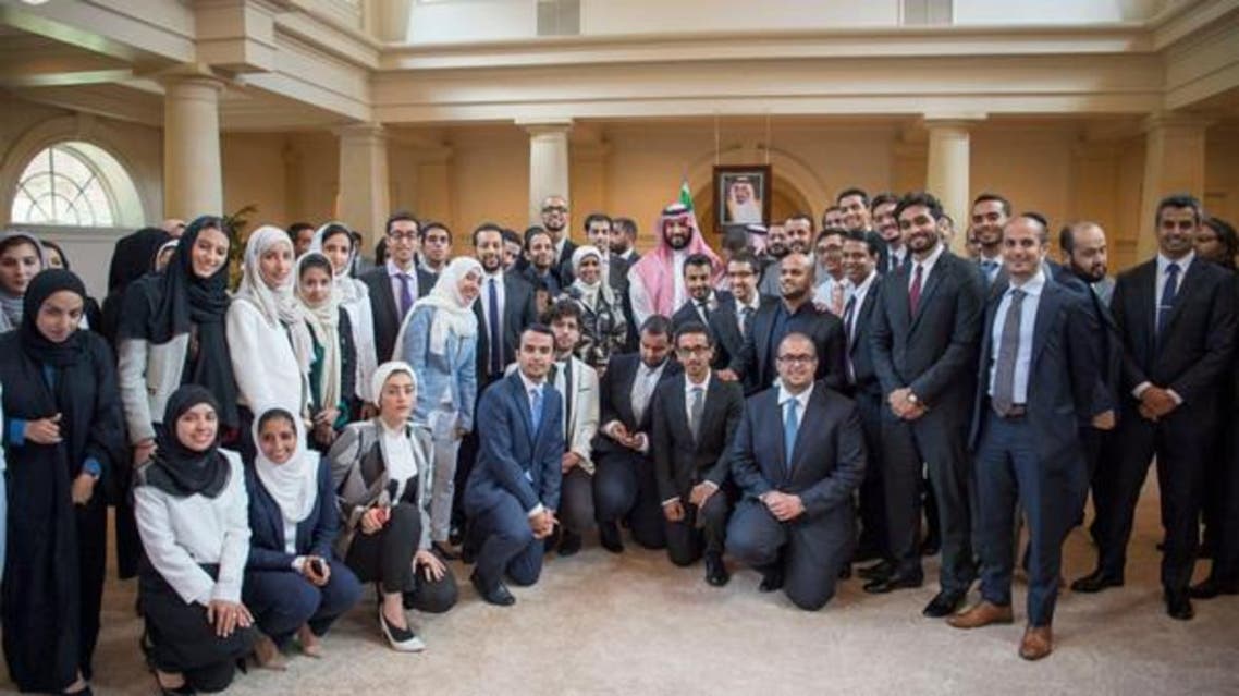 محمد بن سلمان مع مبتعثين سعوديين (أرشيفية)