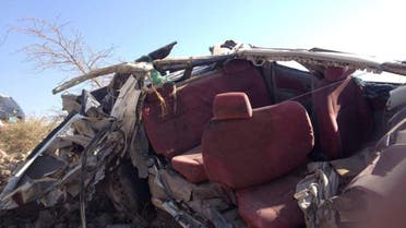 حطام سيارة مواطن يمني بعد دهسها بدبابة من قبل الحوثيين