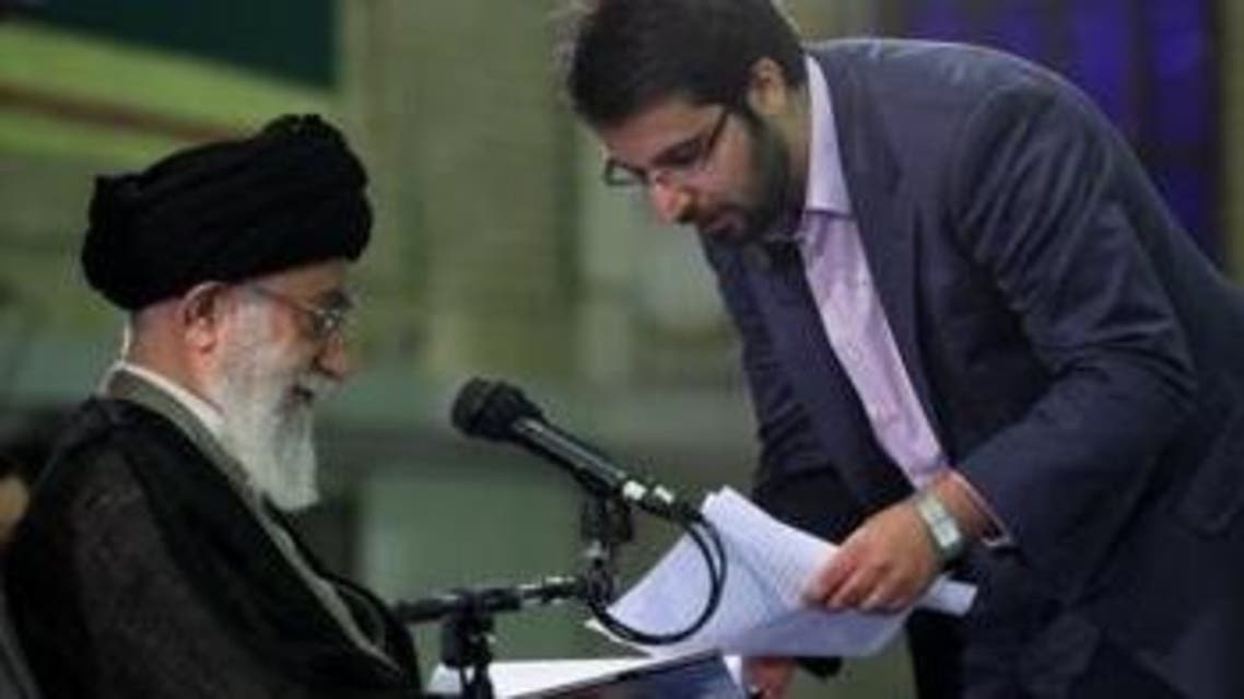 محمد حسين بادامجي، القيادي في باسيج الطلبةوأحد الموقعين على الرسالة، مع خامنئي