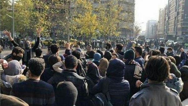 انقطاع الإنترنت في طهران.. وهتافات تعلو: الموت لخامنئي