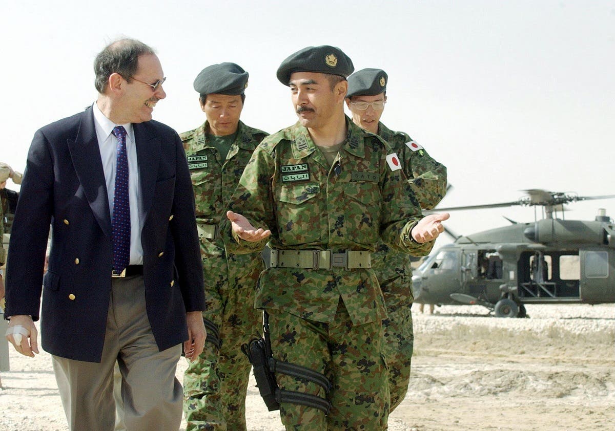 Dov Zakheim (L), U.S. Under Secretary of Defense, greets Colonel Masahisa Sato, commander of Japanese troops, upon his arrival at the Dutch military base, where the Japanese troops are staying in Samawa, southern Iraq, February 19, 2004. (File photo: Reuters)