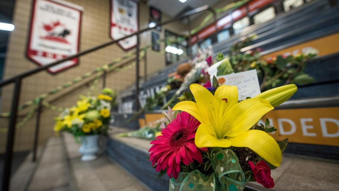 Community members leave notes and flowers at a memorial for the Humboldt Broncos team leading into the Elgar Petersen Arena in Humboldt Saskatchewan, Canada, April 7, 2018. (Reuters)