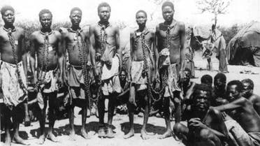 صورة لعدد من أفراد شعب الهيريرو المعتقلين داخل المعسكرات الألمانية بجزيرة شارك