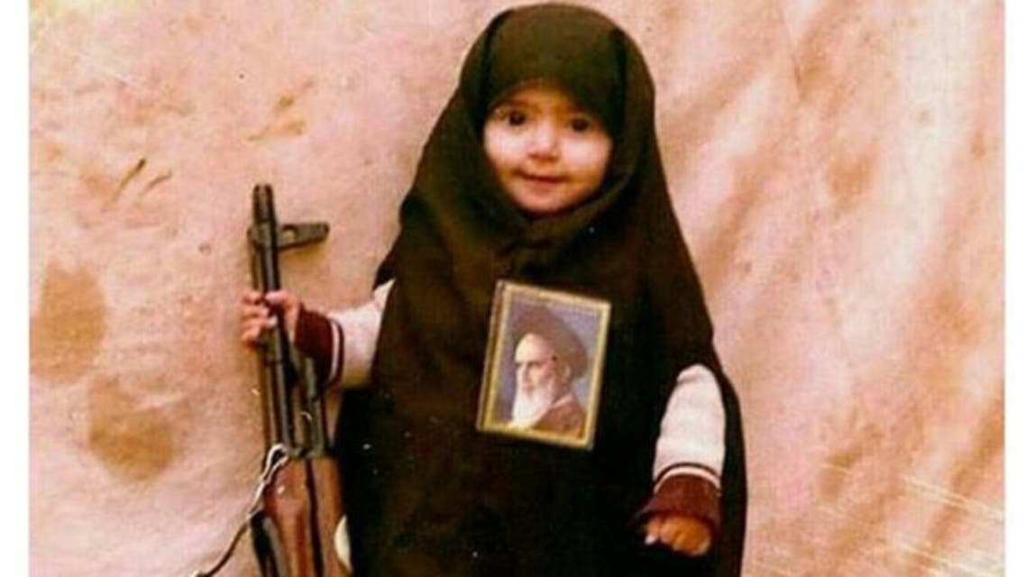صورة طفلة إيرانية مع الخمبيني