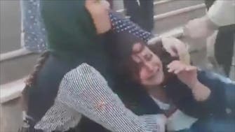 ایران : ضابطۂ لباس کی پاسداری نہ کرنے والی عورت پر پولیس اہلکاروں کا سرعام تشدد 