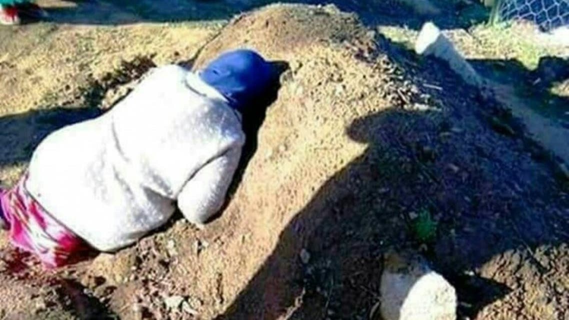 صورة الأم الجزائرية تحتضن قبر ابنها