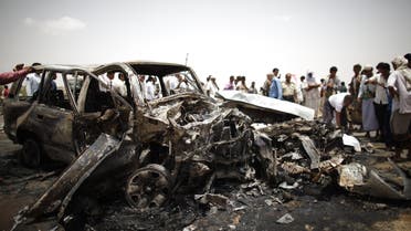 Policemen and people check the scene of a collision on a highway leading to a border crossing between Yemen and Saudi Arabia May 18, 2013. (File photo: Reuters)