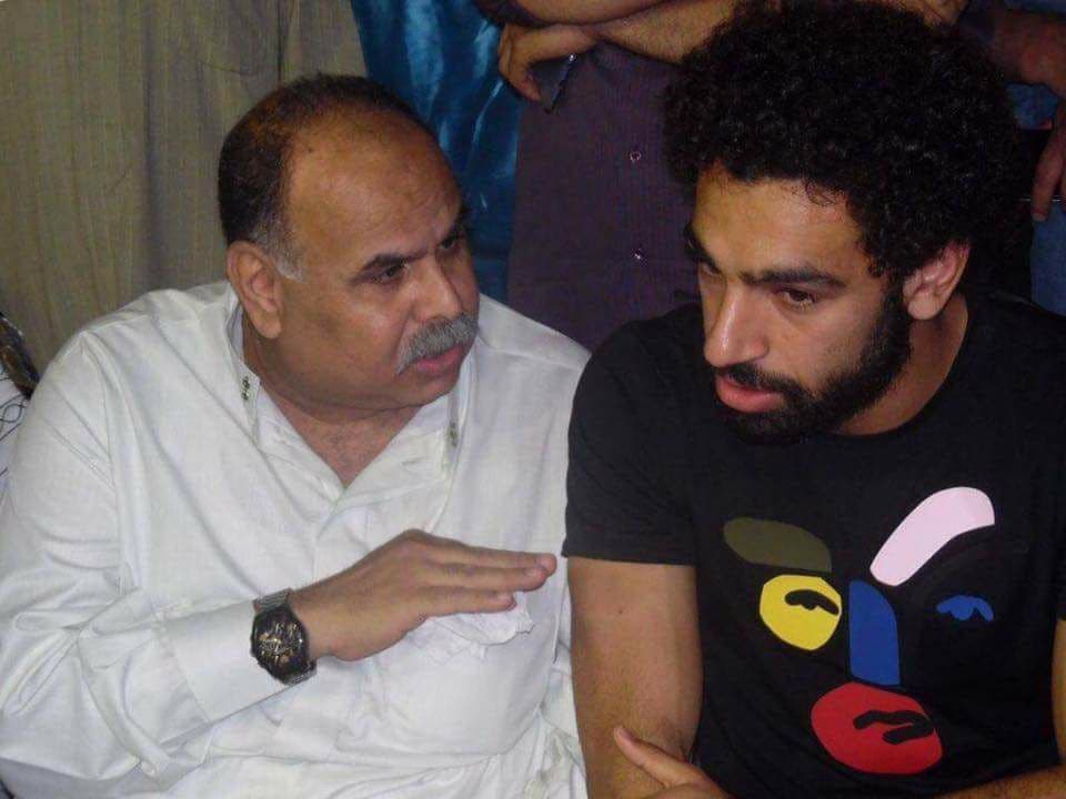 محمد صلاح مع عمدة قريته