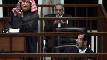 صدام حسين وخلفه وزير دفاعه سلطان هاشم أحمد خلال المحاكمة
