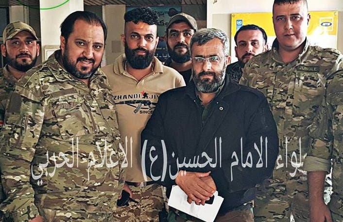 سرهنگ غیاث دلا از فرماندهان لشکر چهارم رژیم سوریه در کنار فرمانده تیپ شبهنظامی امام حسین