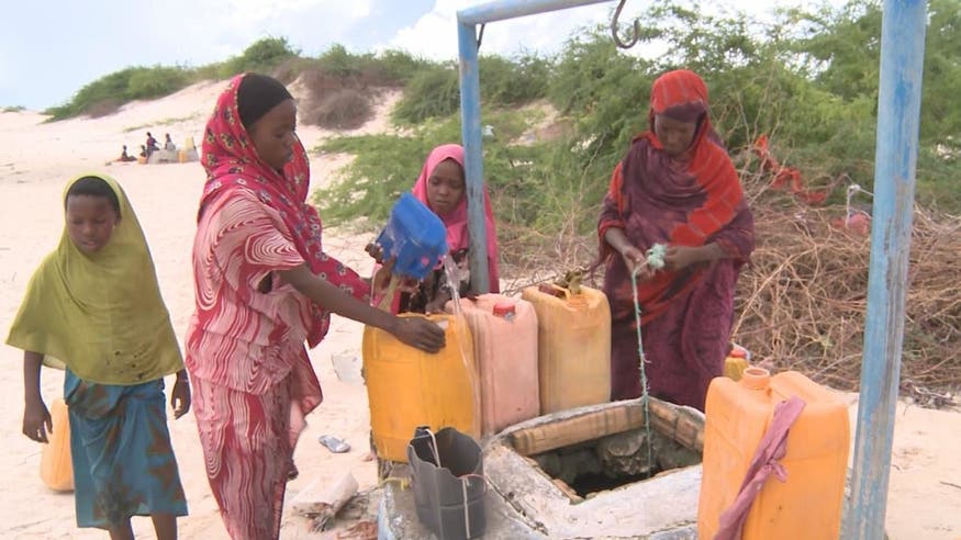 جلب المياه مشقة يومية للقروية الصومالية