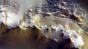 هذه أول صورة للجليد على سطح المريخ