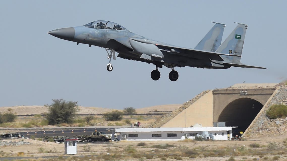 A picture taken on November 16, 2015 shows a Saudi F-15 fighter jet landing at the Khamis Mushayt military airbase, some 880 km from the capital Riyadh, as the Saudi army conducts operations over Yemen. AFP PHOTO / FAYEZ NURELDINE === PHOTO TAKEN DURING A GUIDED MILITARY TOUR ===