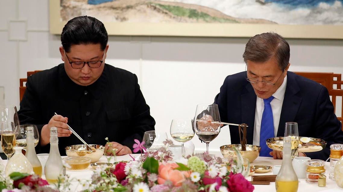 North Korean leader Kim Jong Un, left, and South Korean President Moon Jae-in, right, eat Pyongyang Naengmyeon or cold buckwheat noodles during a banquet at the border village of Panmunjom in the Demilitarized Zone, South Korea. (AP)