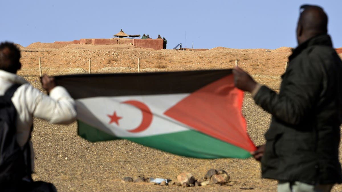 مناصرون للبوليساريو يرفعون علمها أمام مقر عسكري مغربي (أرشيفية)