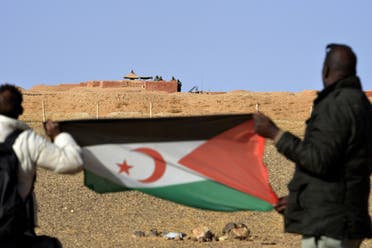 رجلان يحملان علم البوليساريو في الصحراء (أرشيفية)