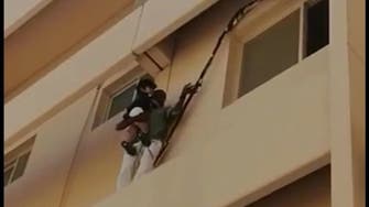 فيديو.. شاب سعودي ينقذ طفلة قبل سقوطها من الدور الثالث