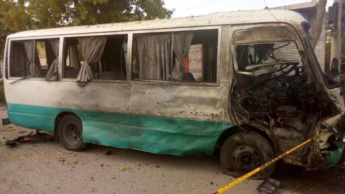 صورة للحافلة المستهدفة من الصحافة الباكستانية