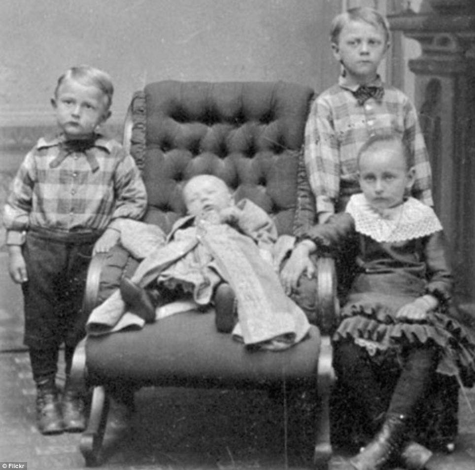 صورة عائلية أخيرة لثلاثة أشقاء رفقة جثة أخيهم الميت