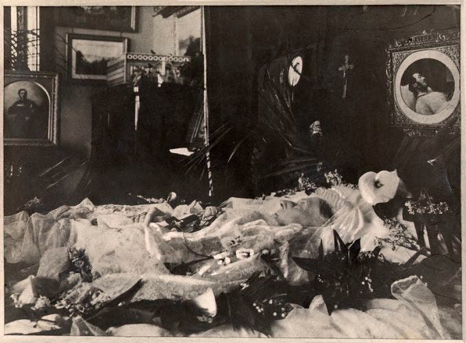 صورة لملكة بريطانيا فكتوريا و هي على فراش الموت و فوق فراشها علقت صورة لجثة زوجها ألبرت