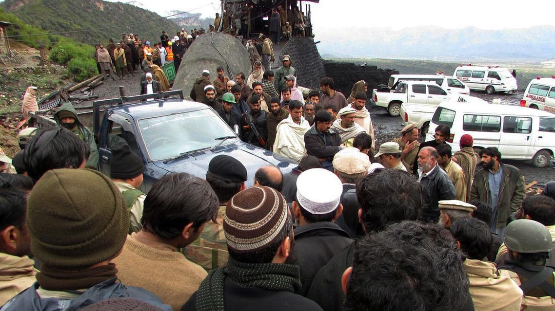 Pakistani security personnel and rescuers gather at the site of a coalmine collapse in the Doli area of Orakzai Agency on March 13, 2016. (AFP)