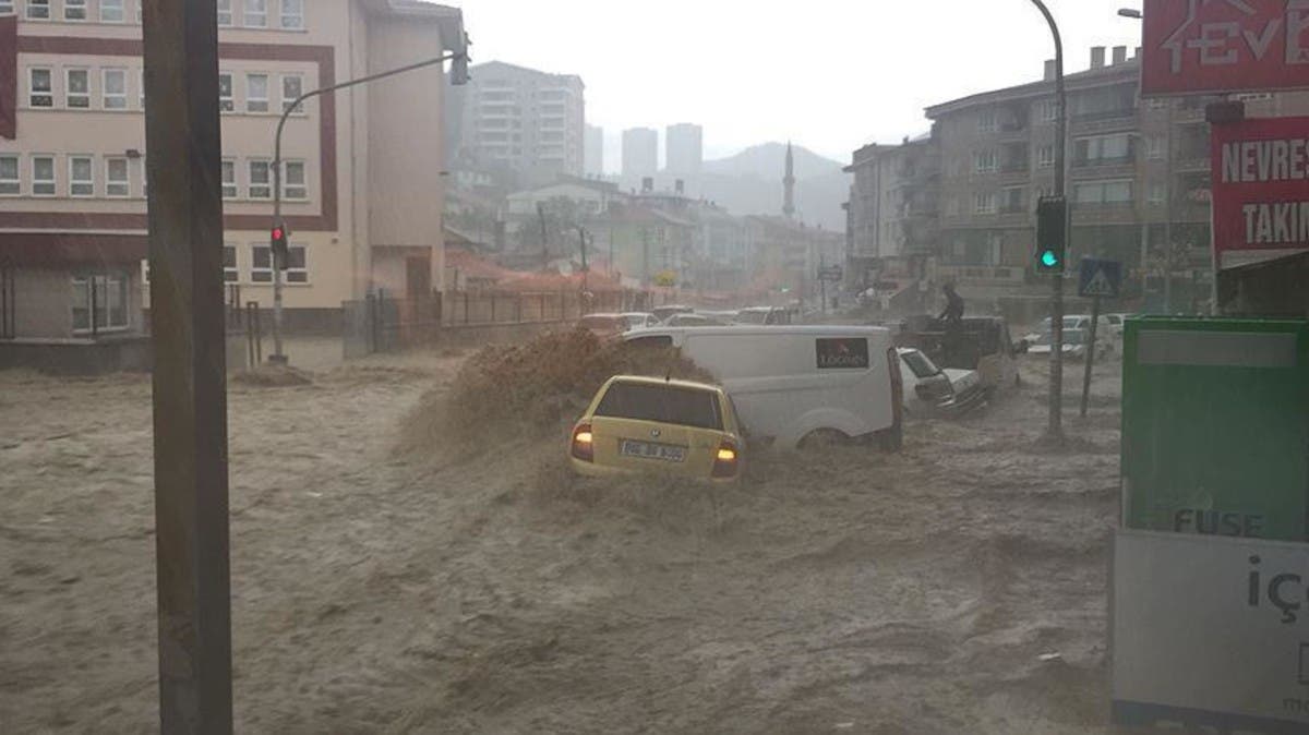 شاهد أمطار تصيب أنقرة بالشلل في ظاهرة تحدث كل 5 قرون