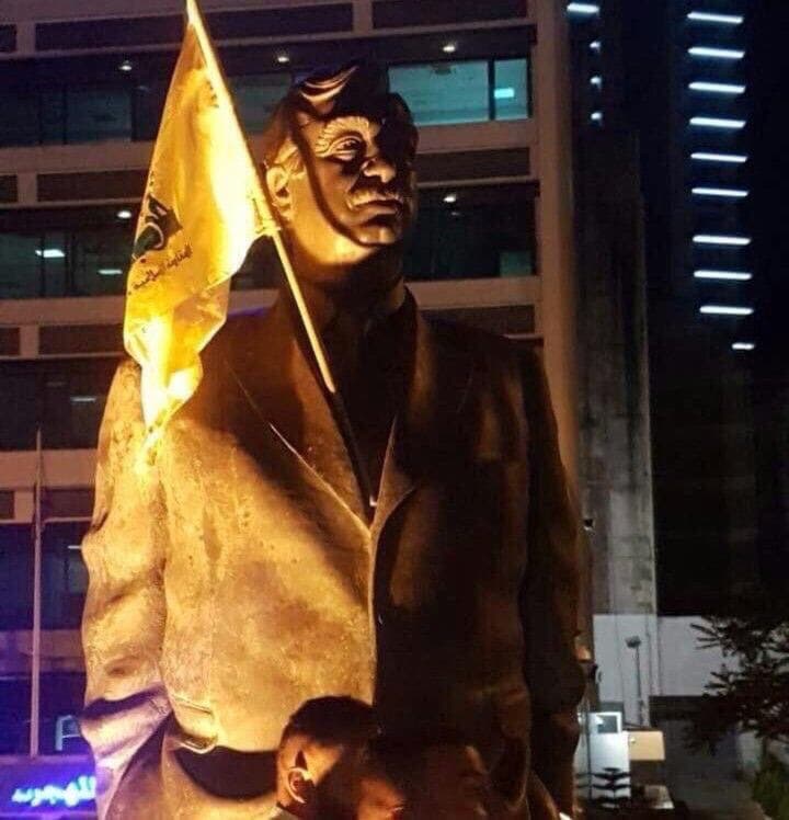 راية حزب الله على تمثال رفيق الحريري في وسط بيروت