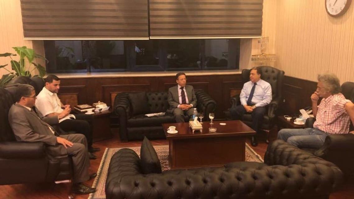 وزير الصحة مع نقيب الأطباء لبحث الأزمة