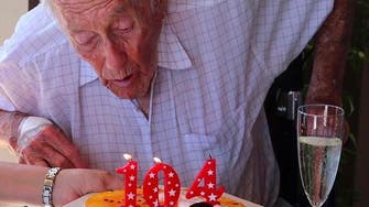 بالصور..عالم عمره 104 أعوام ينهي حياته بـ"الموت الرحيم"