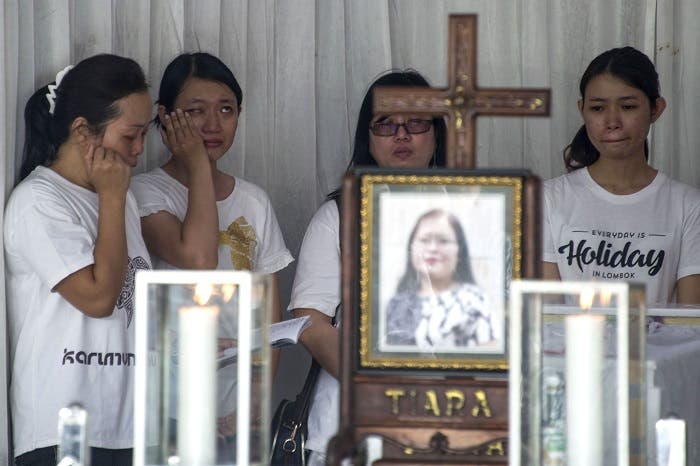 Grieving family members pay their last respects to Martha Djumani, one of the victims killed during the May 13 Pantekosta church attack, ahead of her funeral in Surabaya on May 14, 2018. (AFP)