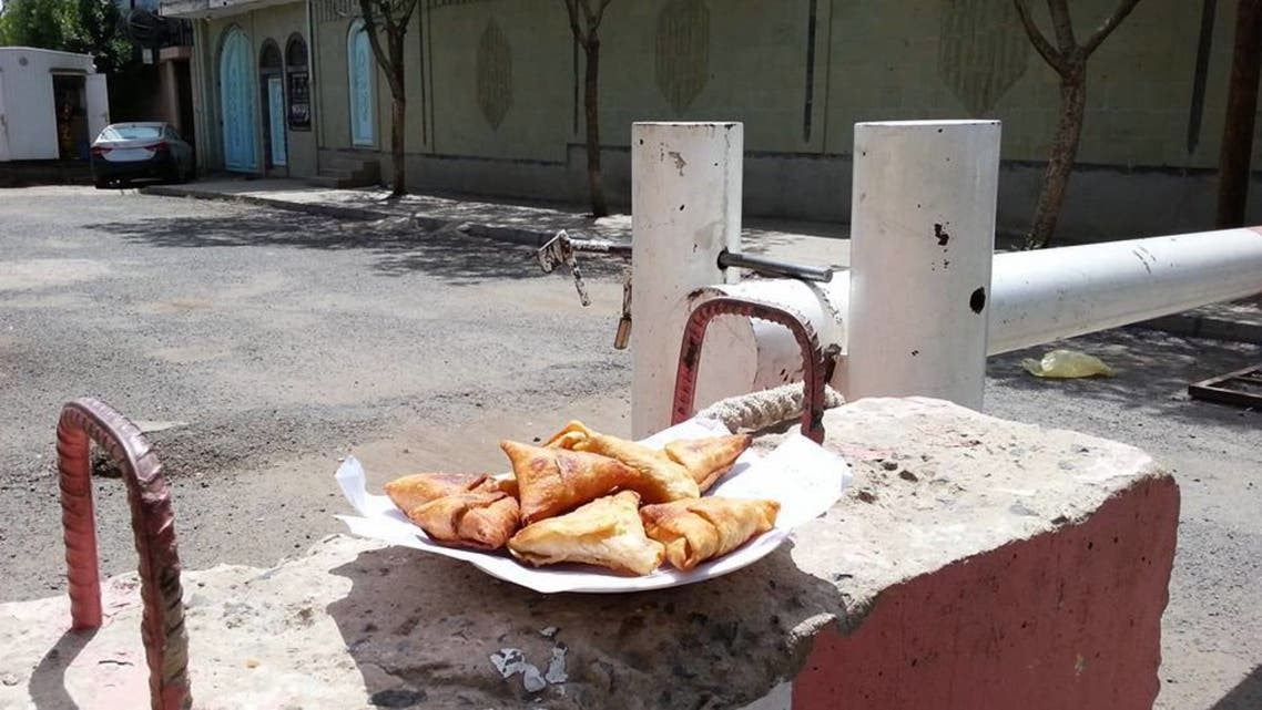 صحن سمبوسة تركته امهات المختطفين اليمنيين امام مبنى مفوضية حقوق الانسان في صنعاء