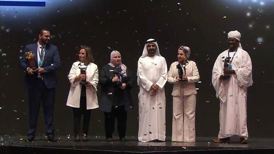 الشيخ محمد بن راشد يتوسط الفائزين ومحمود وحيد في أقصى يسار الصورة
