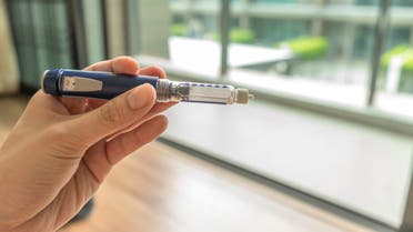 Men diabetes patient using insulin injection - Stock image