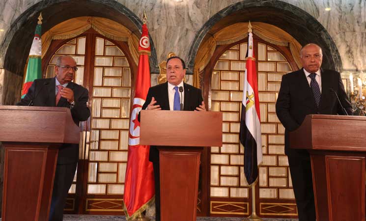 وزير خارجية مصر سامح شكري، ونظيره التونسي خميس الجهيناوي، إلى جانب الجزائري عبد القادر مساهل