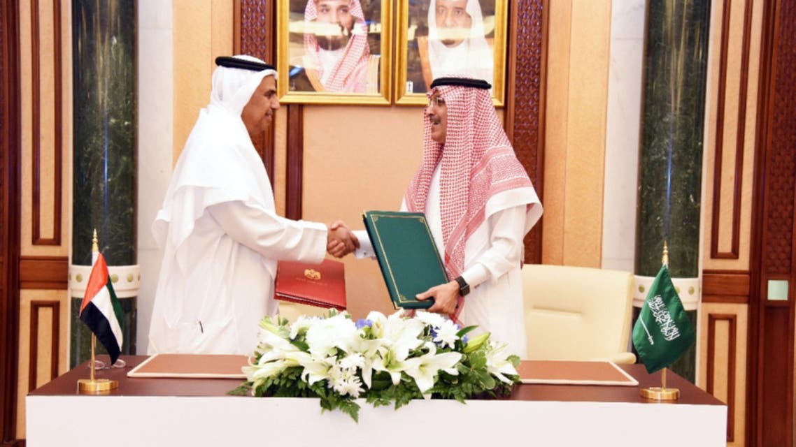 عبيد الطاير ومحمد الجدعان خلال توقيع الاتفاقية في جدة