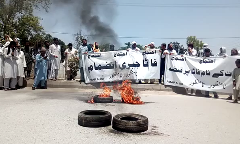 پشاور میں صوبائی اسمبلی کی عمارت کے باہر جے یو آئی اور فاٹا سے تعلق رکھنے والے انضمام بل کے خلاف احتجاجی مظاہرے میں شریک ہیں۔