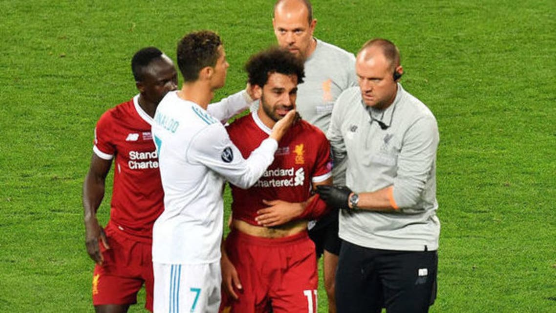 رونالدو يواسي صلاح قبل الخروج مصابا