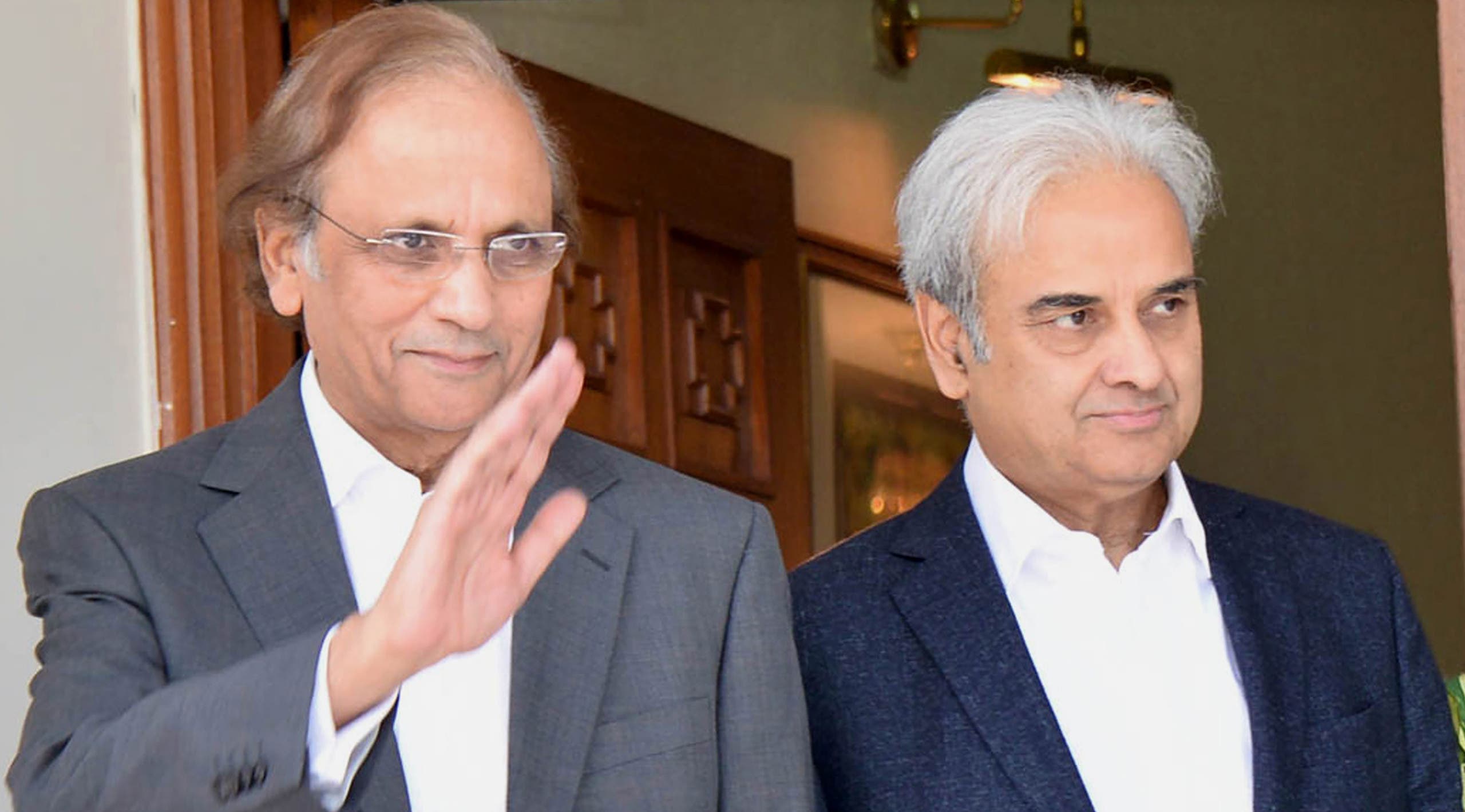 Nasir-ul Mulk (R) with former chief justice of Pakistan Tassaduq Hussain Jillani (L) in Islamabad on July 6, 2014. (AFP)